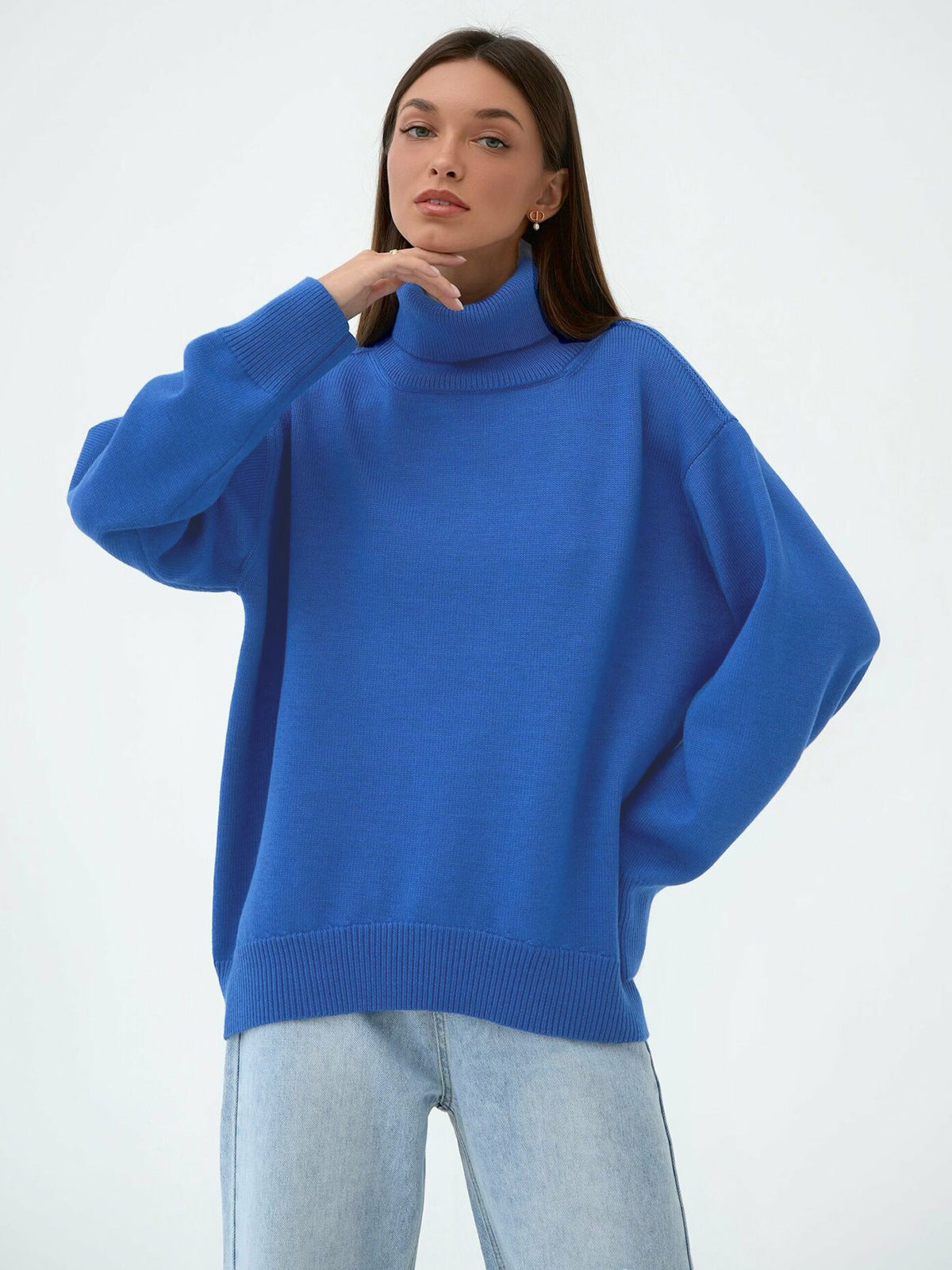 Loose-fit turtleneck pullover sweater in royal blue, long sleeves and ribbed trim