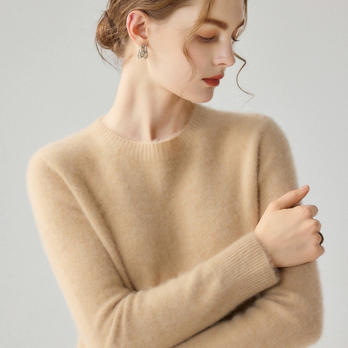 Women’s cashmere crewneck sweater, beige, relaxed fit knit with ribbed cuffs and hem