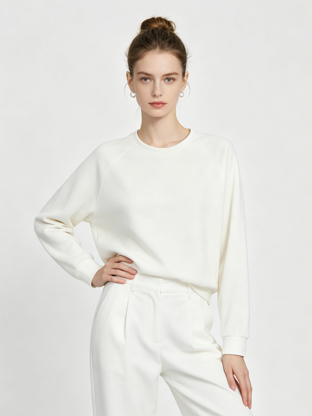 Women's white raglan sweatshirt with crew neck and long sleeves, ribbed hem and cuffs