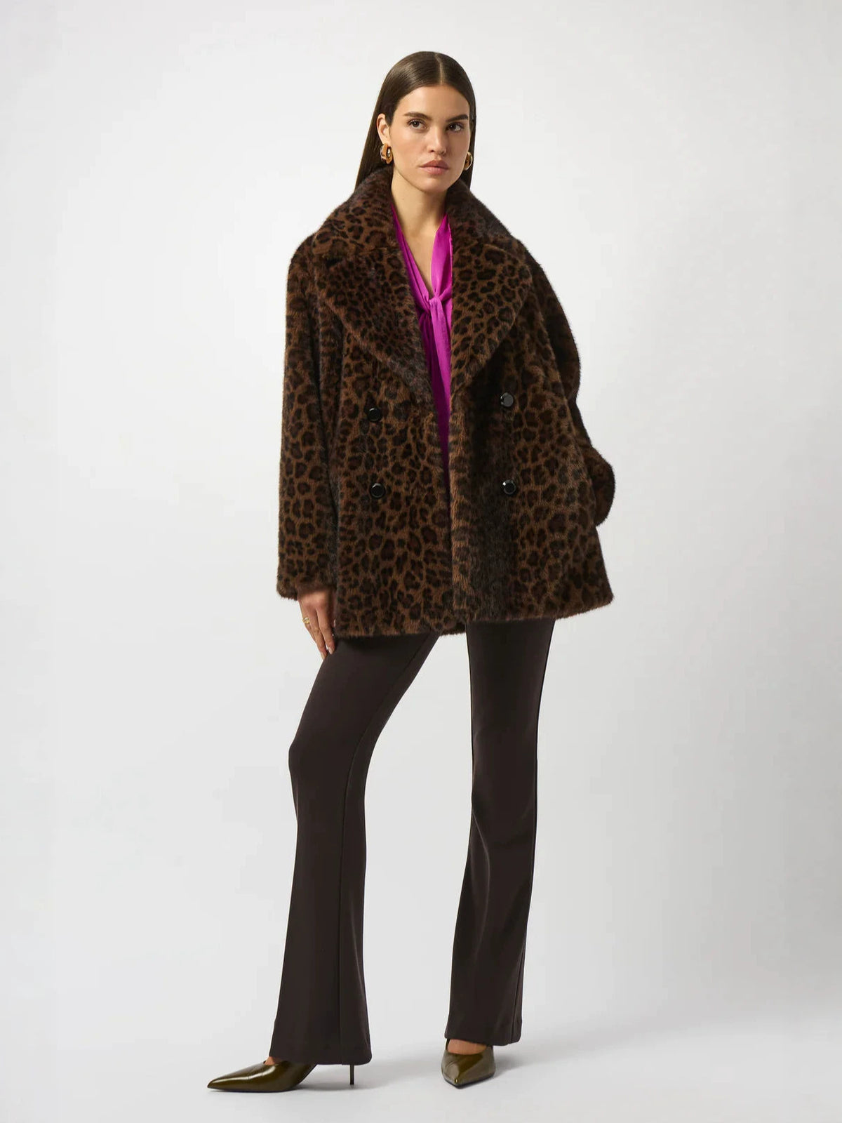 Leopard faux fur mid-length coat, loose silhouette, double-breasted front with suit collar.
