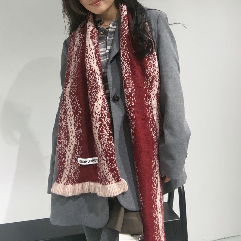 Women's knitted scarf with burgundy and beige speckle pattern, fringed hem