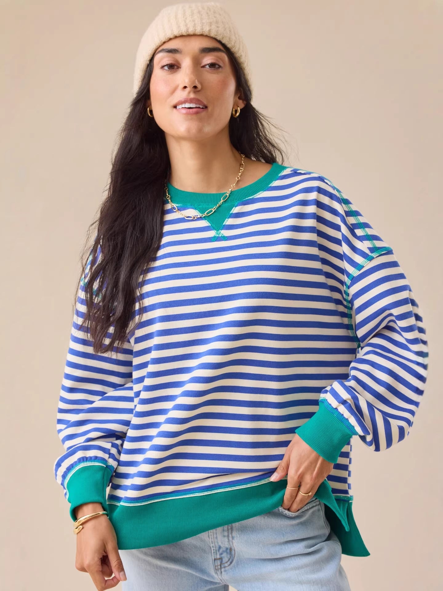 Blue and white striped loose sweatshirt with round neck, green cuffs and hem band
