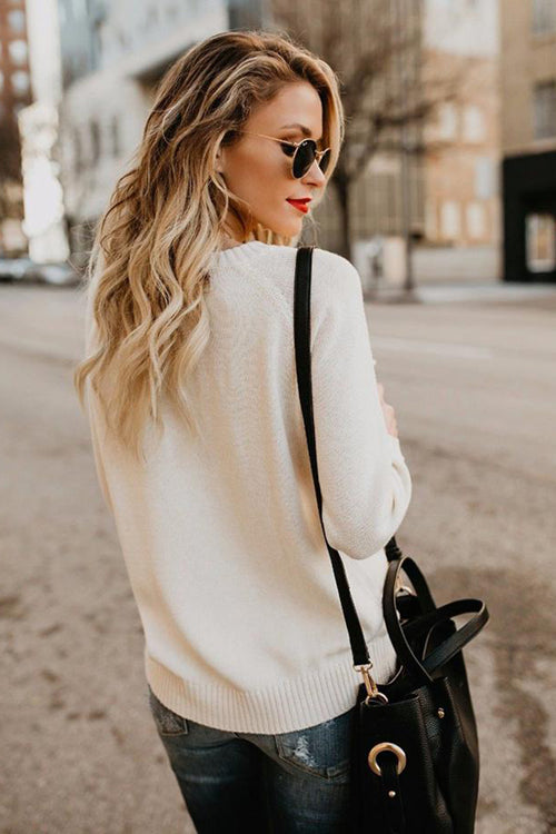 White knit sweater with long sleeves and crew neck, relaxed fit